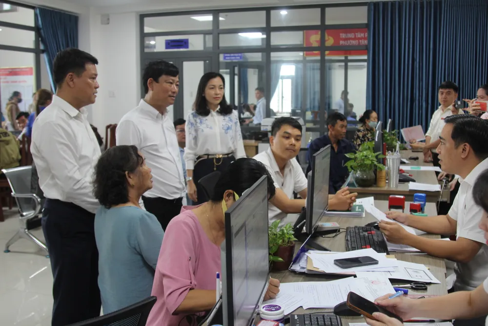 Chủ tịch HĐND TPHCM khảo sát trung tâm phục vụ hành chính công phường Tân Đông Hiệp. Ảnh: XUÂN TRUNG IMG_1120.JPG