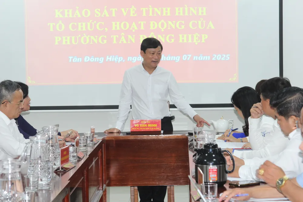 Chủ tịch HĐND TPHCM Võ Văn Minh trao đổi các giải pháp tháo gỡ khó khăn trong vận hành chính quyền địa phương 2 cấp với lãnh đạo chủ chốt phường Tân Đông Hiệp. Ảnh: XUÂN TRUNG IMG_1175.JPG