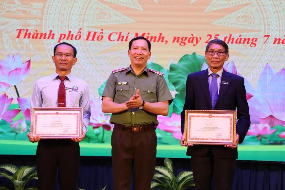 Thứ trưởng Bộ Công an Lê Văn Tuyến tặng Bằng khen cho cán bộ, giảng viên, sinh viên trường Cao đẳng Công nghệ cao Đồng An. Ảnh: XUÂN TRUNG ok.JPG