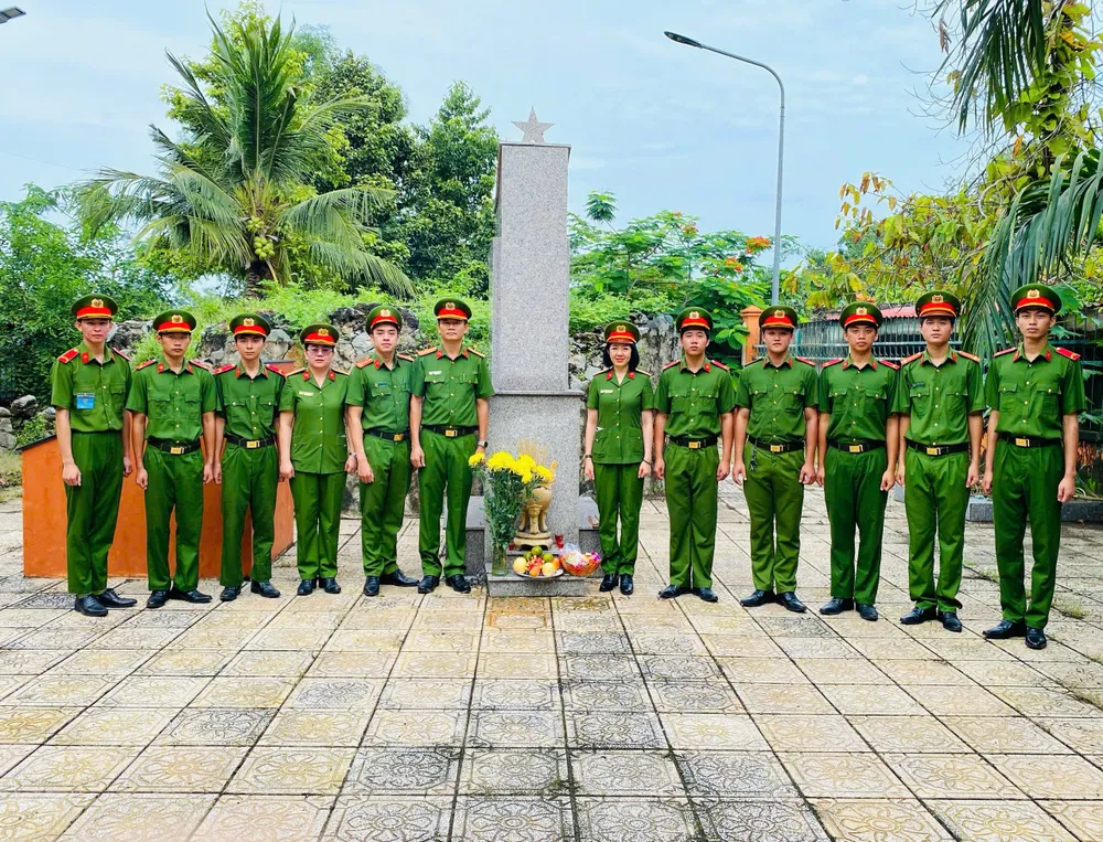Cán bộ, chiến sĩ Trại tạm giam số 2, Công an TPHCM dâng hương, dâng hoa tại khu di tích Bót Cầu Định z6845483180917_7f12ad61fc6317ca59137a1f9ede93c7.jpg