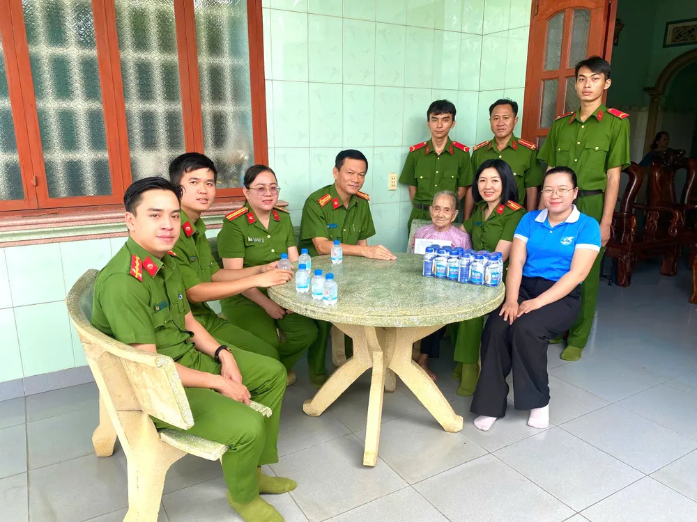 Cán bộ, chiến sĩ Trại tạm giam số 2, Công an TPHCM thăm, tặng quà Mẹ Việt Nam Anh hùng Nguyễn Thị Muôn z6845483196925_11ea2053fa7957807c53611b929854b5.jpg