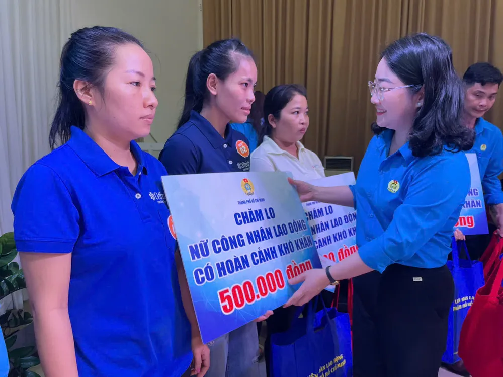 Bà Nguyễn Kim Loan, Phó Chủ tịch LĐLĐ TPHCM trao quà cho công nhân lao động khó khăn z6845893470099_afe2afbeb2f197c11e2dc2e1b0da32c2.jpg