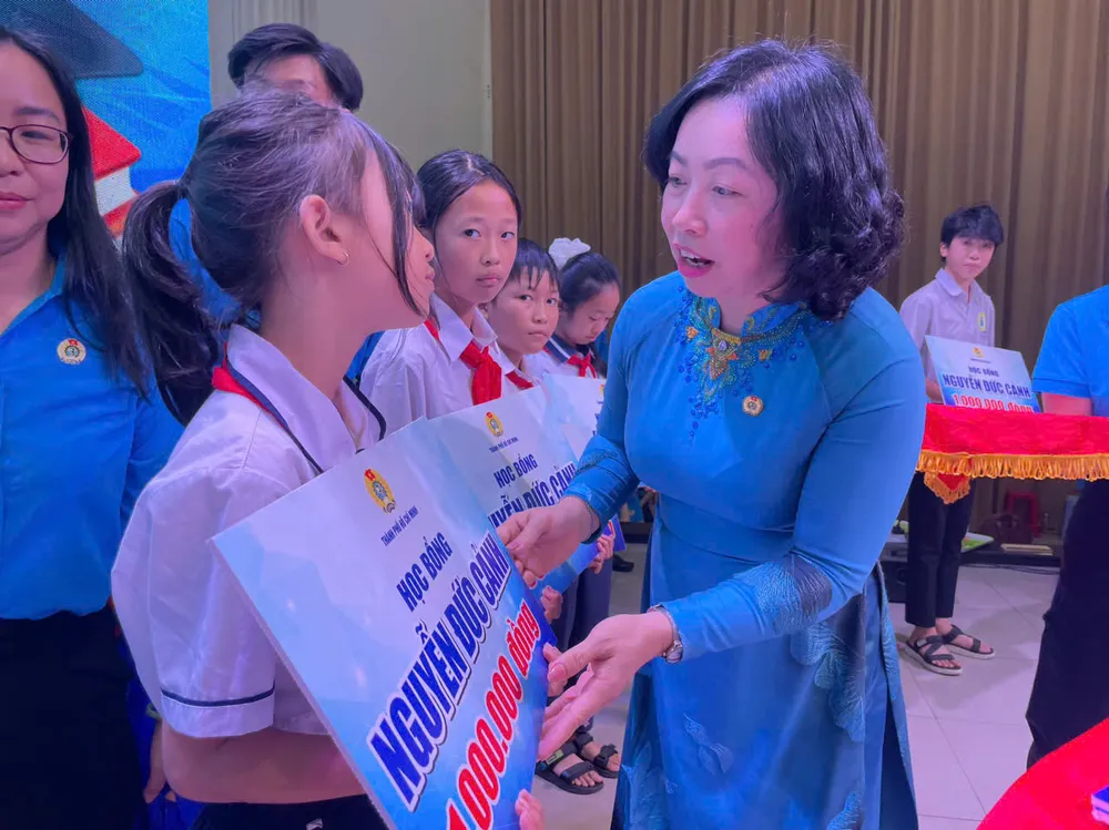 Bà Thái Thu Xương trao học bổng động viên học sinh vượt khó vươn lên trong học tập z6845893513908_a2d7216fa8355a548a58cfe53bdbf82b.jpg