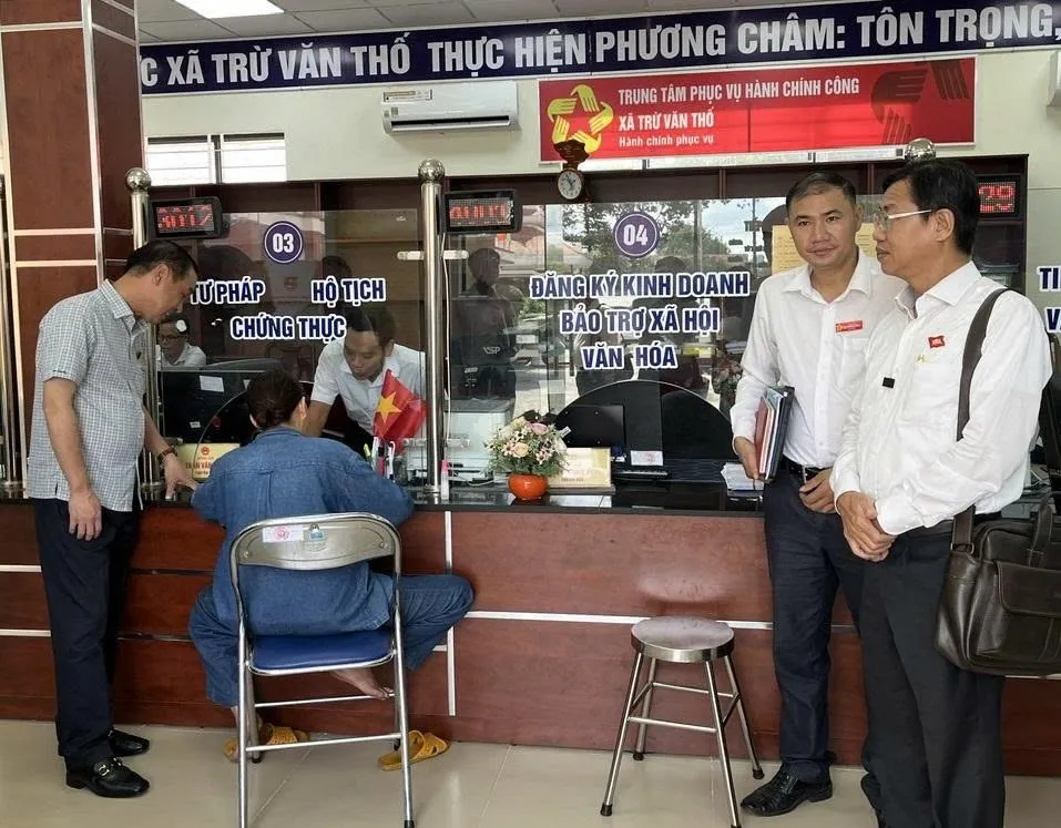 Phó Chủ tịch HĐND TPHCM Huỳnh Thanh Nhân khảo sát trung tâm phục vụ hành chính công xã Trừ Văn Thố 1000028806.jpg