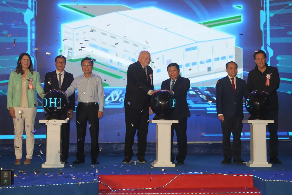 Phó Thủ tướng Nguyễn Chí Dũng cùng các đại biểu thực hiện nghi thức khánh thành nhà máy 294d7152-4991-491b-a7ea-c75f80d1edc0.jpg
