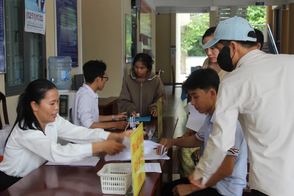 Người dân nhận kết quả xử lý TTHC tại xã Nhơn Trạch IMG_1298.JPG