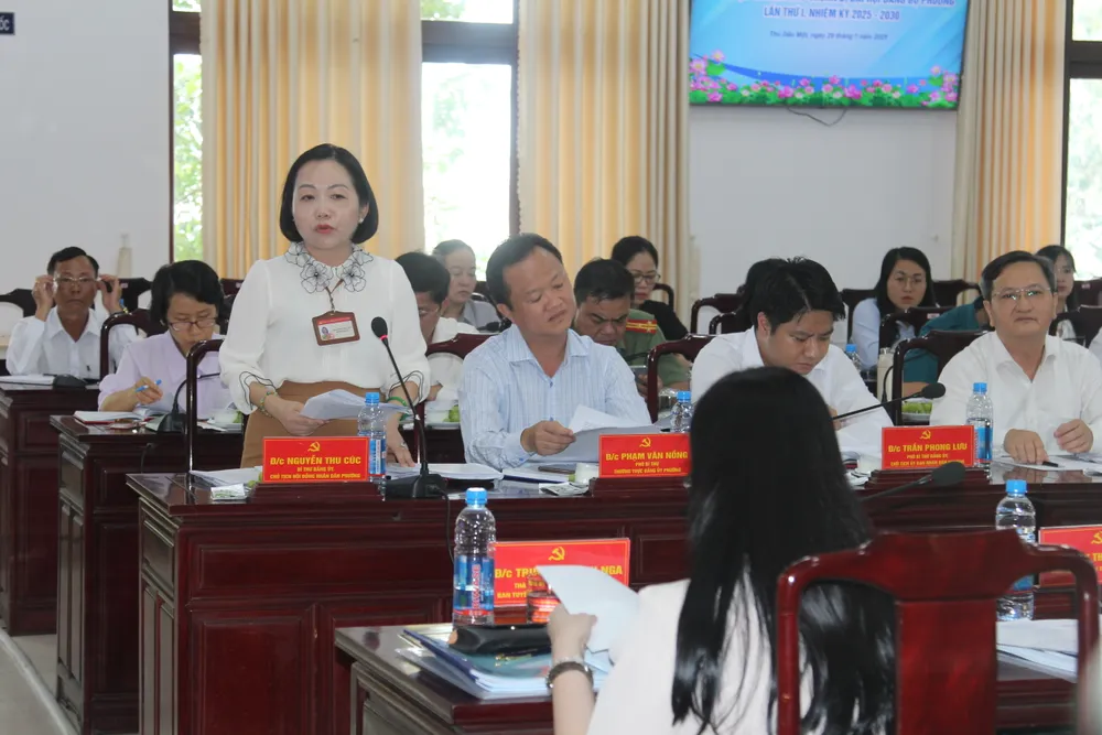 Bí thư Đảng ủy phường Thủ Dầu Một báo cáo công tác chuẩn bị đại hội phường. Ảnh: XUÂN TRUNG IMG_1341.JPG
