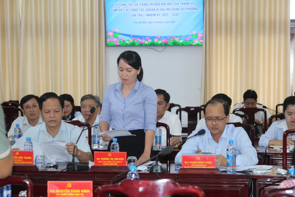 Phó Bí thư Thường trực Đảng ủy phường Chánh Hiệp báo cáo công tác chuẩn bị đại hội. Ảnh: XUÂN TRUNG IMG_1344.JPG