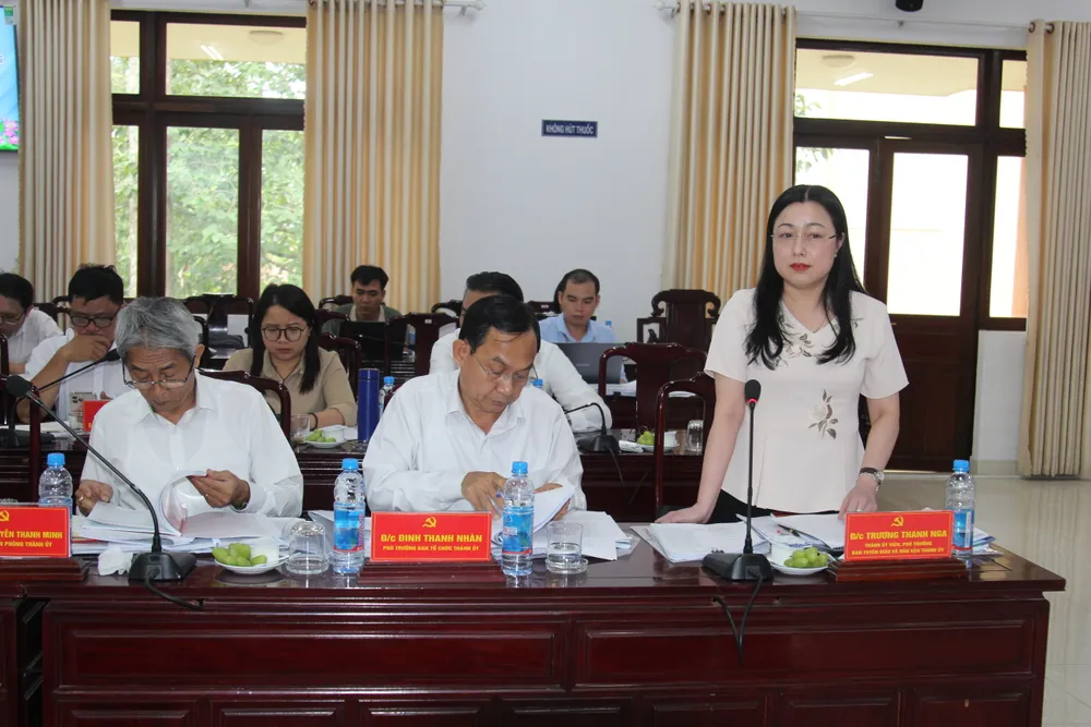 Phó Trưởng Ban Tuyên giáo và Dân vận Thành ủy TPHCM Trương Thanh Nga phát biểu làm rõ một số nội dung các phường có vướng mắc. Ảnh: XUÂN TRUNG IMG_1359.JPG