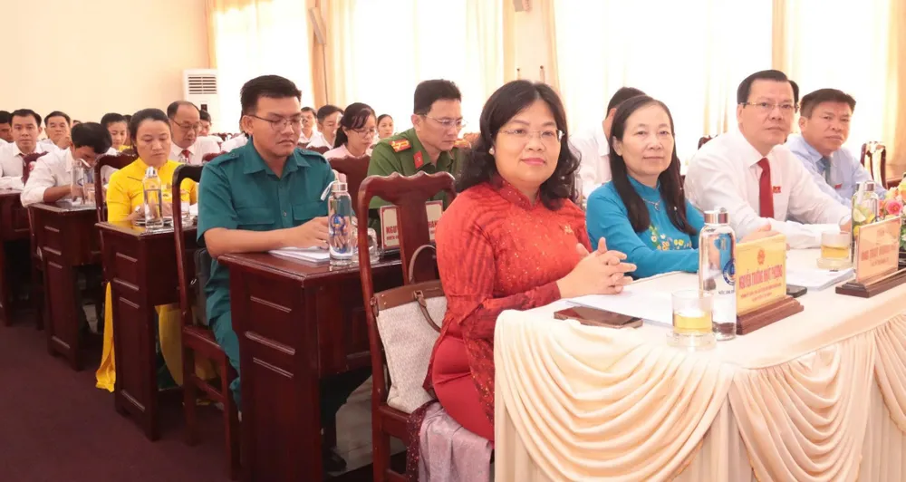 Phó Chủ tịch HĐND TPHCM Nguyễn Trường Nhật Phượng cùng các đại biểu tham dự kỳ họp 1000028831.jpg