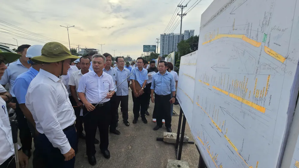 Phó Chủ tịch UBND TPHCM Bùi Xuân Cường kiểm tra tại nút giao Vành đai 3 TPHCM và mở rộng quốc lộ 13, đoạn qua phường Thủ Dầu Một z6859940484426_184584fe86a10c41808c88d9336d0996.jpg