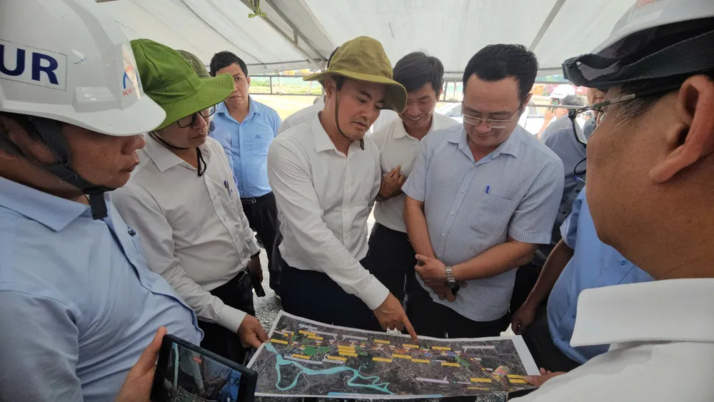 Phó Chủ tịch UBND TPHCM Bùi Xuân Cường kiểm tra tại nút giao Vành đai 3 TPHCM và mở rộng quốc lộ 13 z6859940488154_1e79b3318ad794ab9343f5c1a9fd1780.jpg