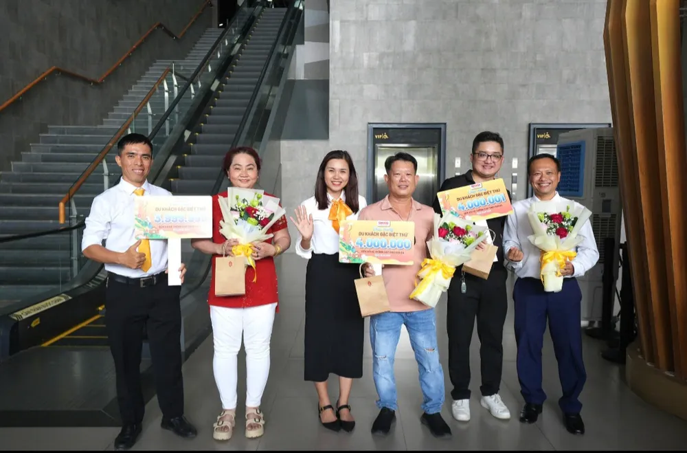 Du khách thứ 4 triệu được khu du lịch núi Bà Đen chúc mừng 1000028860.jpg