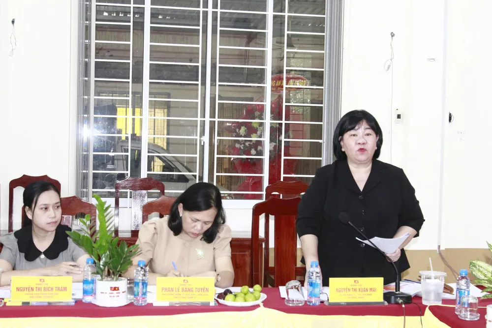 Bí thư Đảng ủy xã Phước Thành Nguyễn Thị Xuân Mai báo cáo Tổ công tác. Ảnh: XUÂN TRUNG OK.jpg
