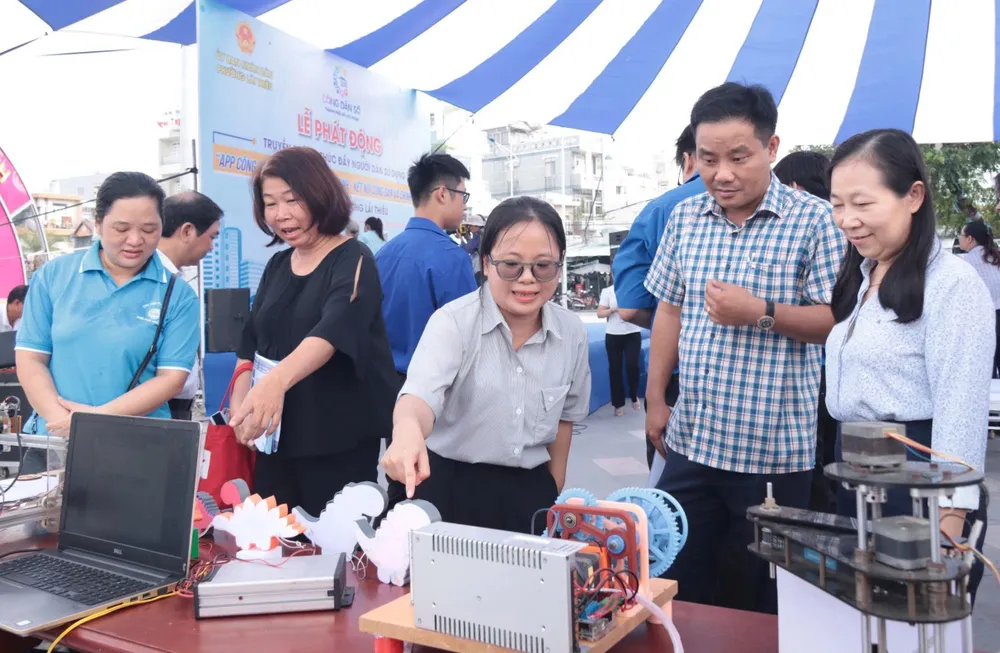 Lãnh đạo phường Lái Thiêu xem trưng bày tiện ích của đoàn viên thanh niên về công nghệ số phục vụ công việc z6865952284813_5d1df9abf07a846a27270379d1bd225e.jpg