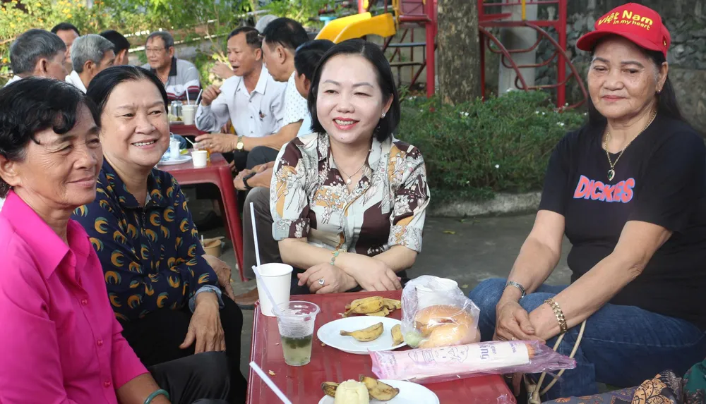លេខាបក្សវួដ Nguyen Thu Cuc (ទី 2 ពីឆ្វេង) ញ៉ាំកាហ្វេពេលព្រឹកជាមួយអ្នកស្រុក z6874554226891_8130b87248ec0cd8e6cc3e9892aa196c.jpg