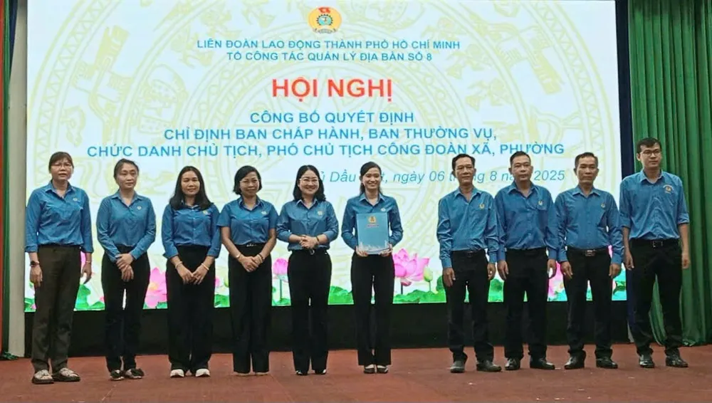 นายเหงียน กิม โลน รองประธานสหพันธ์แรงงานนครโฮจิมินห์ นำเสนอผลการตัดสินใจต่อเจ้าหน้าที่สหภาพแรงงานของตำบลและเขตต่างๆ 1000028933.jpg