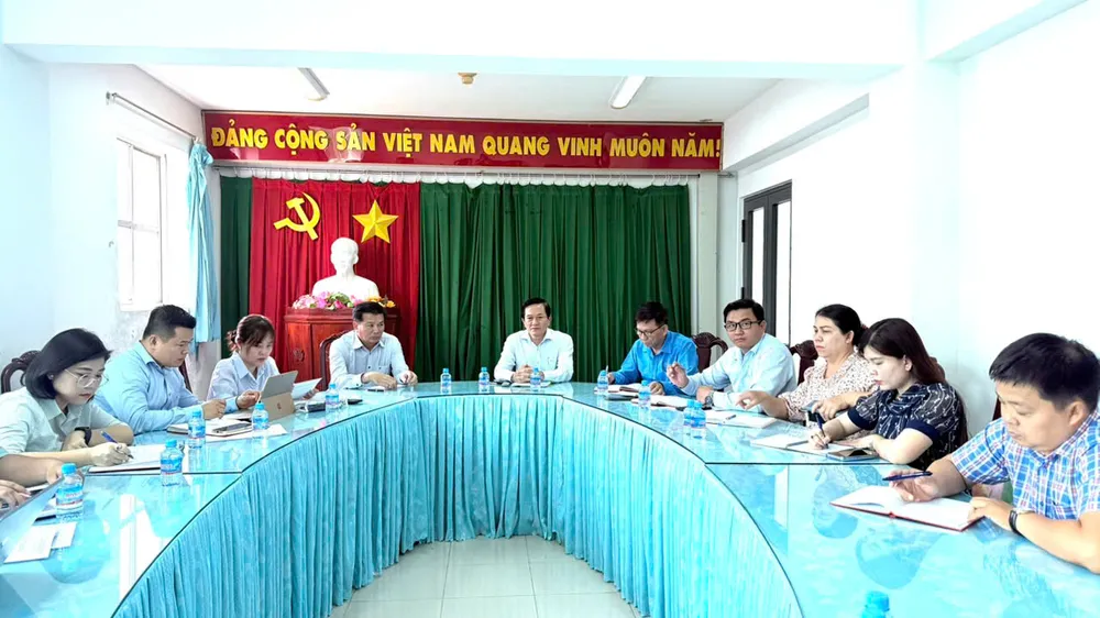 Đồng chí Võ Văn Hồng, Bí thư Đảng ủy, Chủ tịch HĐND phường Dĩ An chủ trì buổi làm việc z6880007546759_65cfc9cd82747148967073b5cad785e7.jpg