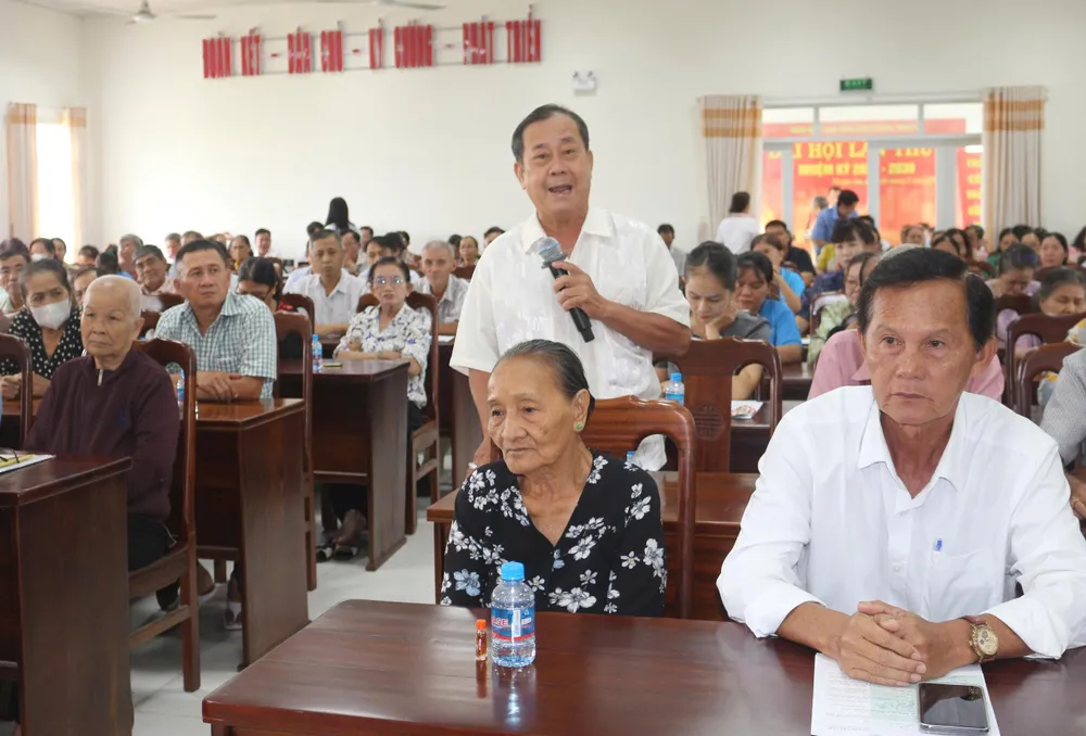 Cử tri phát biểu ý kiến tại hội nghị 1000028949.jpg