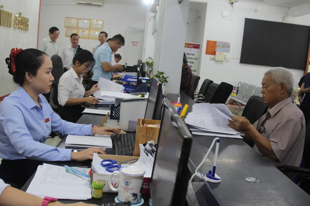 Mỗi công chức TTPVHCC phường Dĩ An tiến tới tiếp nhận được nhiều loại hồ sơ. Ảnh: XUÂN TRUNG 22.JPG
