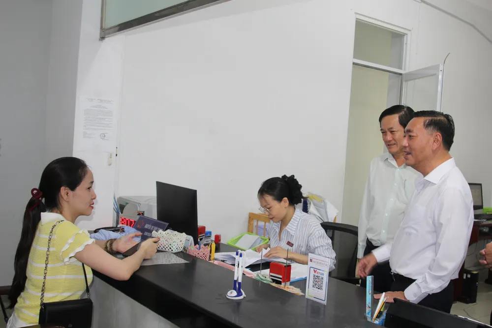 Đồng chí Phạm Thành Kiên khảo sát ý kiến chị Hoàng Thu Hoài (ngụ phường Dĩ An) khi 2 lần trong tháng 7-2025 liên hệ thực hiện thủ tục hành chính tại phường Dĩ An. Ảnh: XUÂN TRUNG 33.JPG