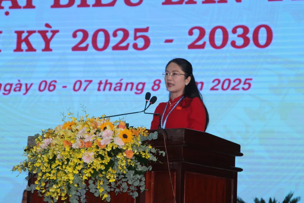 Bí thư Đảng ủy phường Nguyễn Thị Tuyết Nhung phát biểu khai mạc đại hội. Ảnh: XUÂN TRUNG IMG_1585.JPG