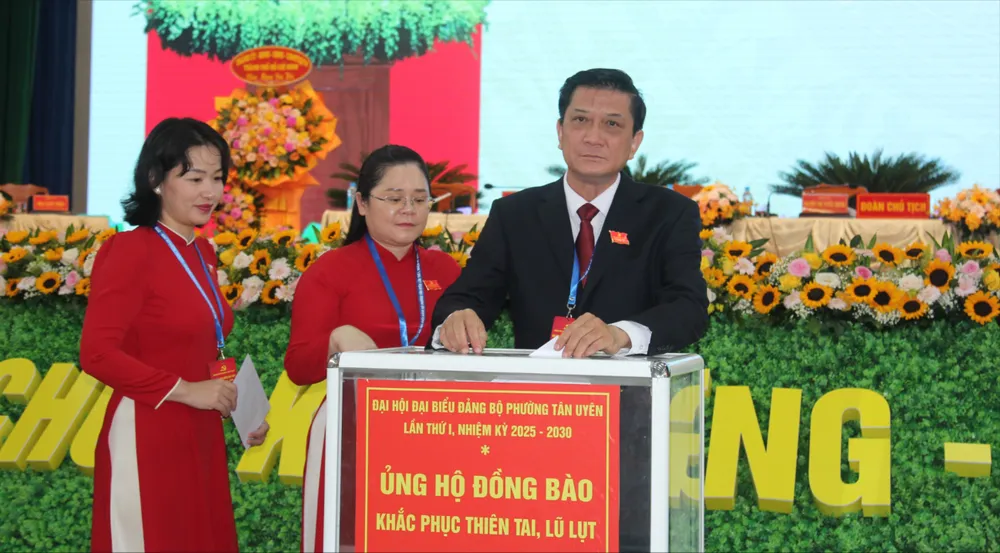 Các đại biểu quyên góp ủng hộ đồng bào khắc phục thiên tai, lũ lụt. Ảnh: XUÂN TRUNG IMG_1622.JPG