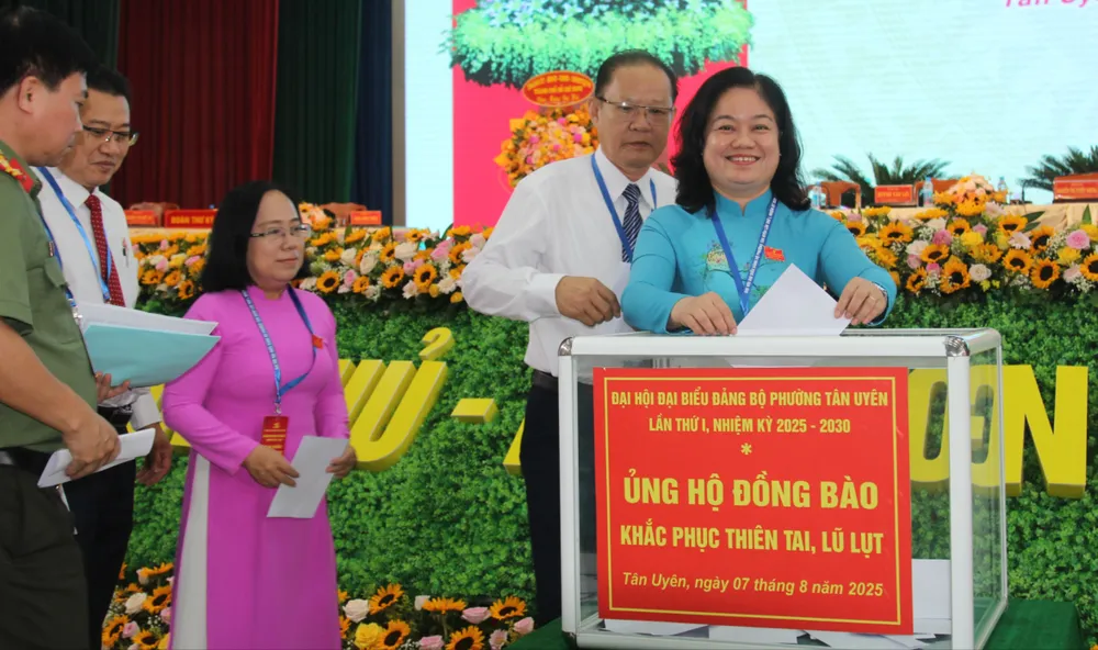 Đại biểu dự đại hội quyên góp ủng hộ đồng bào khắc phục thiên tai, lũ lụt. Ảnh: XUÂN TRUNG IMG_1628.JPG