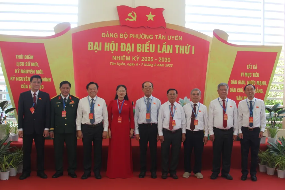 Các đại biểu chụp hình lưu niệm tại đại hội. Ảnh: XUÂN TRUNG IMG_1635.JPG