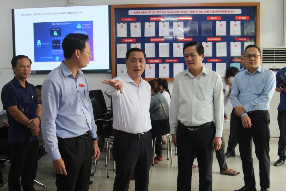 Đồng chí Phạm Thành Kiên trao đổi với Bí thư Đảng ủy phường Dĩ An Võ Văn Hồng về hoạt động TTPVHCC. Ảnh: XUÂN TRUNG IMG_1687.JPG