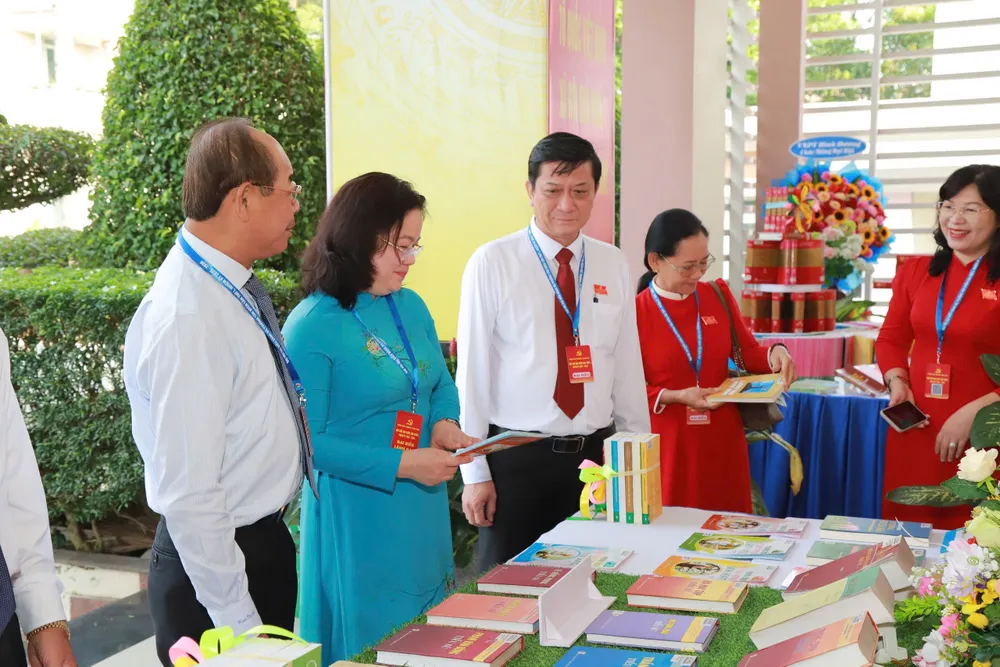 Các đại biểu tham quan gian trưng bày sách, báo, ấn phẩm... chào mừng đại hội. Ảnh: XUÂN TRUNG z6881587328978_68af3d220f982b074a44109ce4f86223.jpg
