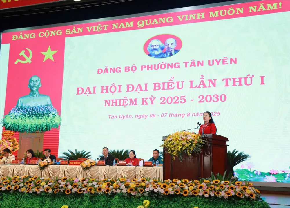 Bí thư Đảng ủy, Chủ tịch HĐND phường Nguyễn Thị Tuyết Nhung phát biểu khai mạc đại hội z6881587384565_cb08405404fb8ede861259f09d29a1a7.jpg