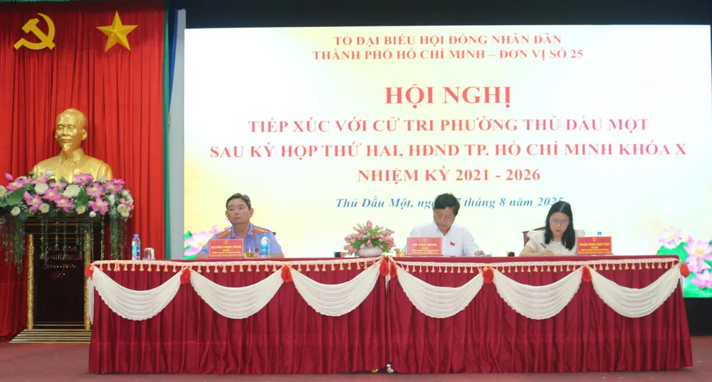ប្រធានក្រុមប្រឹក្សាប្រជាជនទីក្រុងហូជីមិញ លោក Vo Van Minh បានធ្វើជាអធិបតីក្នុងកិច្ចប្រជុំជាមួយអ្នកបោះឆ្នោត។ z6882902699961_6f0c4b2053234ea262ec5248210d03cf.jpg