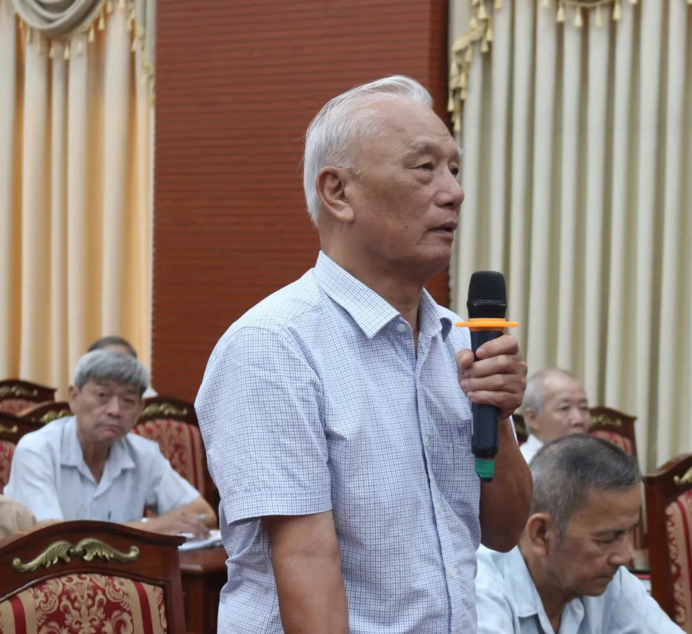 អ្នកបោះឆ្នោតនិយាយនៅឯកិច្ចប្រជុំ z6882904622341_0d2ed7e29d9044cfd5804c6ad29978ef.jpg