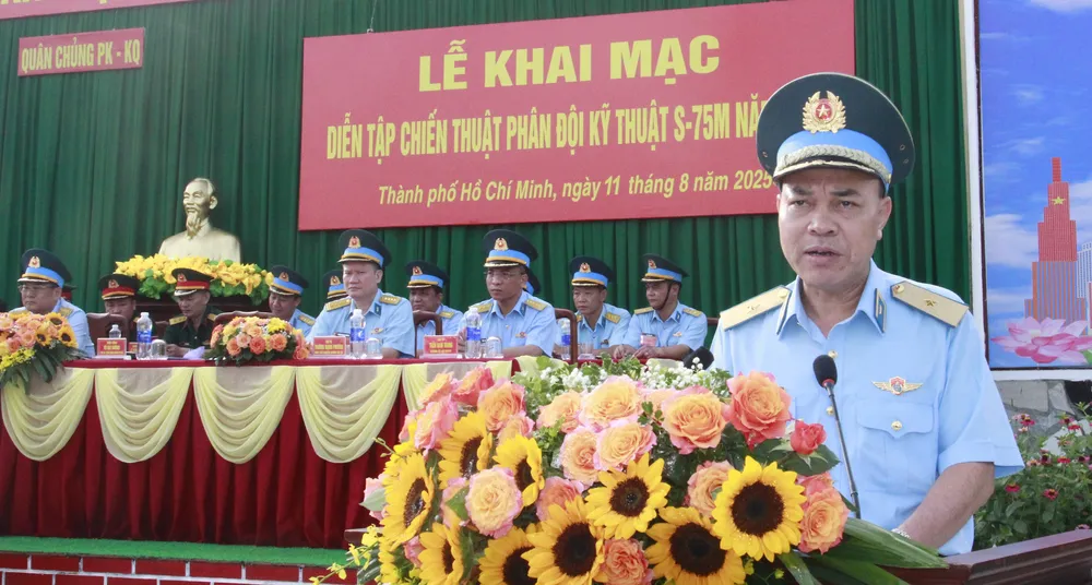 Thiếu tướng Vũ Đại Dương, Phó Tư lệnh Quân chủng PK-KQ, Bộ Quốc phòng phát biểu khai mạc diễn tập. Ảnh: XUÂN TRUNG 11-8.JPG