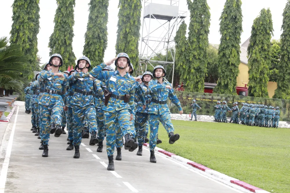 Chiến sĩ các kíp chiến đấu tại lễ khai mạc. Ảnh: XUÂN TRUNG _MG_1772.JPG