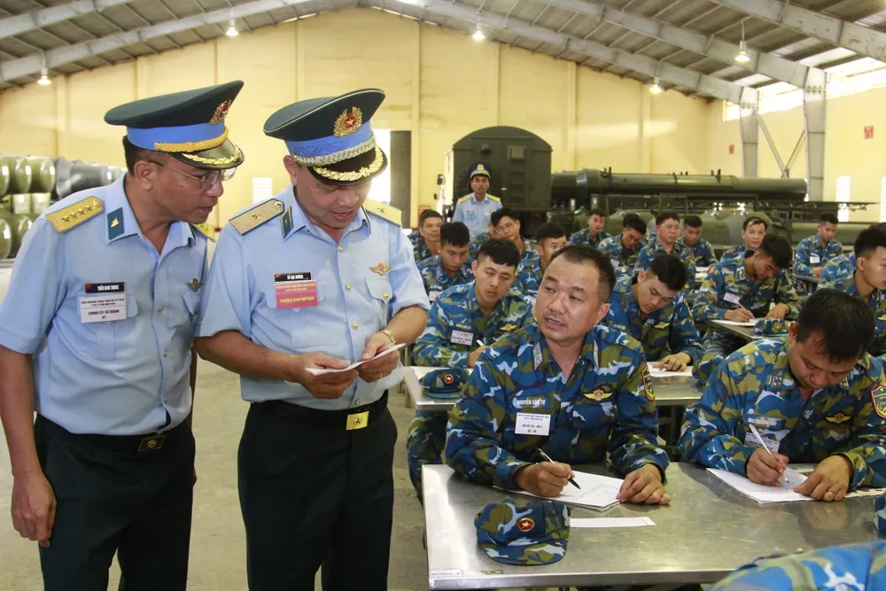 Thiếu tướng Vũ Đại Dương cùng thành viên Ban Chỉ đạo kiểm tra khu vực thi lý thuyết _MG_1786.JPG