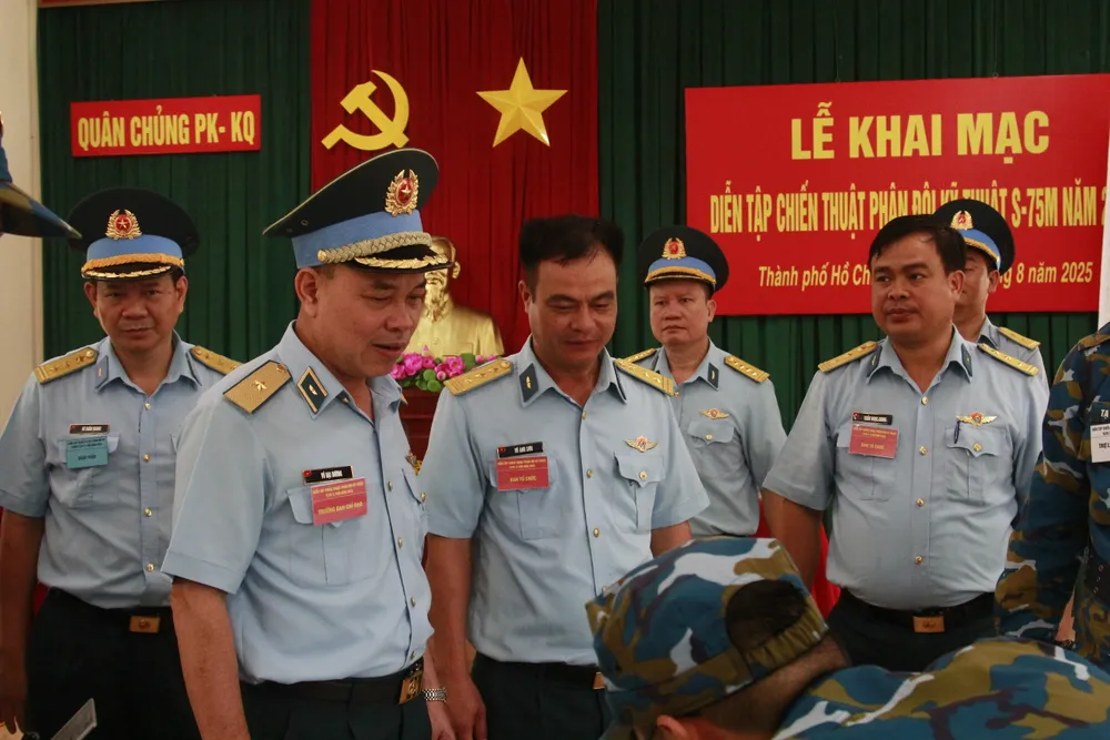 Lãnh đạo các đơn vị kiểm tra khu vực xây dựng kế hoạch chiến đấu _MG_1873.JPG