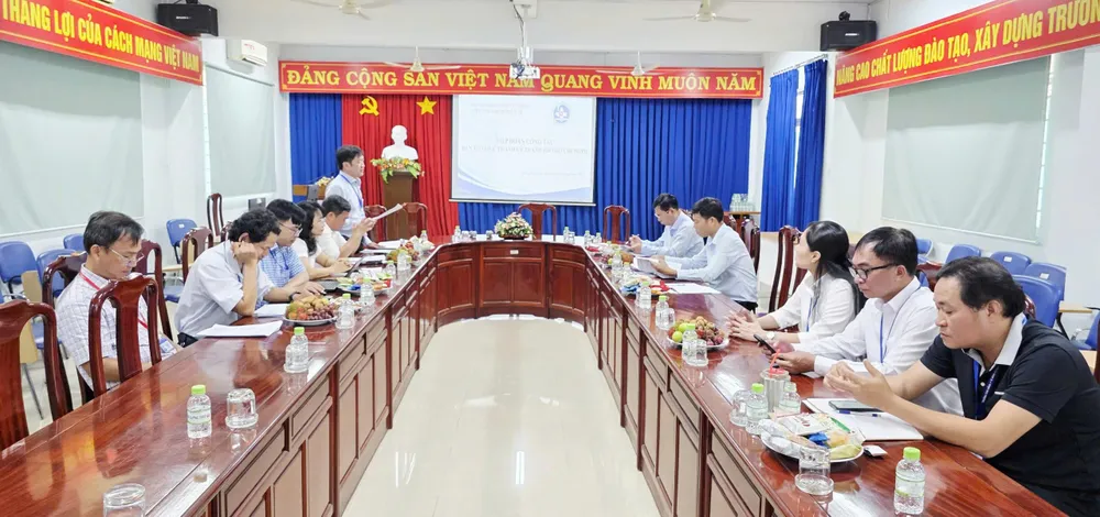 Đồng chí Nguyễn Văn Minh nghe báo cáo tình hình hoạt động của trường 1000029013.jpg