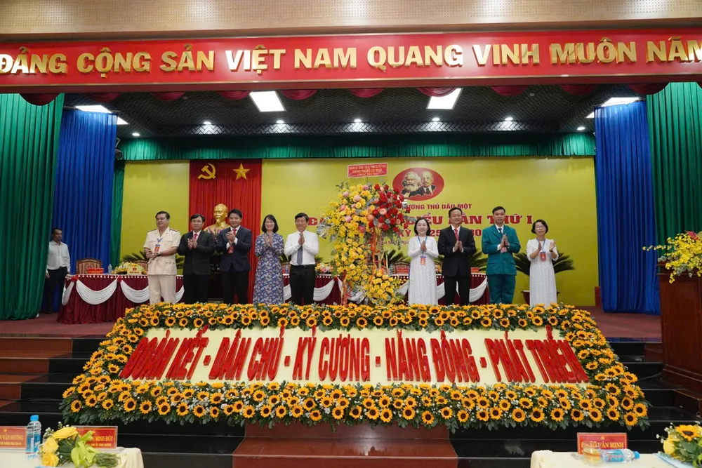 Các đồng chí lãnh đạo TPHCM chúc mừng đại hội. Ảnh: XUÂN TRUNG z6905021554994_f626a986c56f0cbc675eeb148db77743.jpg