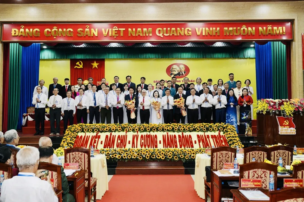 Các đồng chí lãnh đạo TPHCM chúc mừng đại hội. Ảnh: XUÂN TRUNG z6905478203243_91881baba4ba055512df673a29c9a50a.jpg