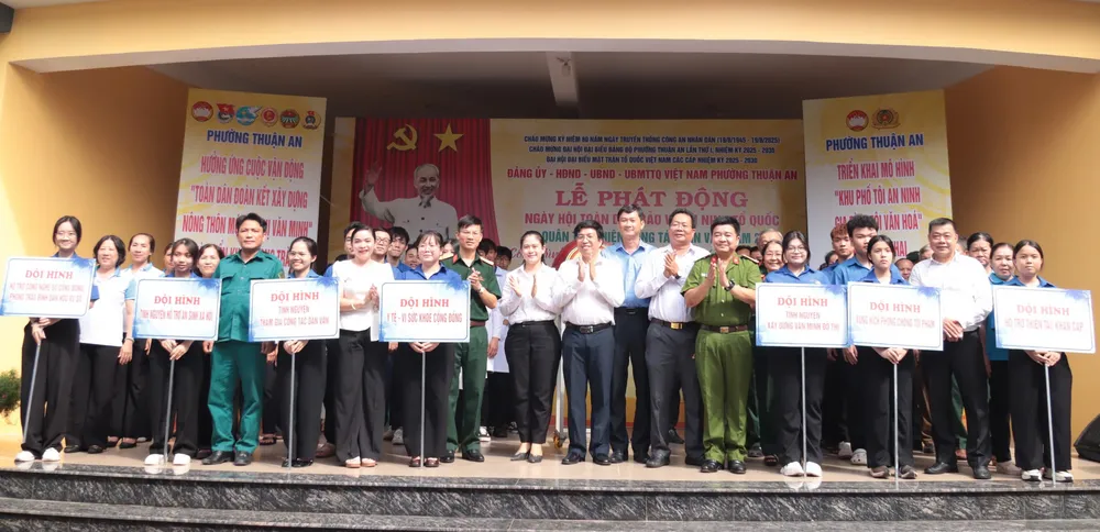 Lãnh đạo phường Thuận An chúc mừng lễ ra mắt các đội hình tình nguyện z6905733233370_61edf9b750e849044fc003b74e866718.jpg