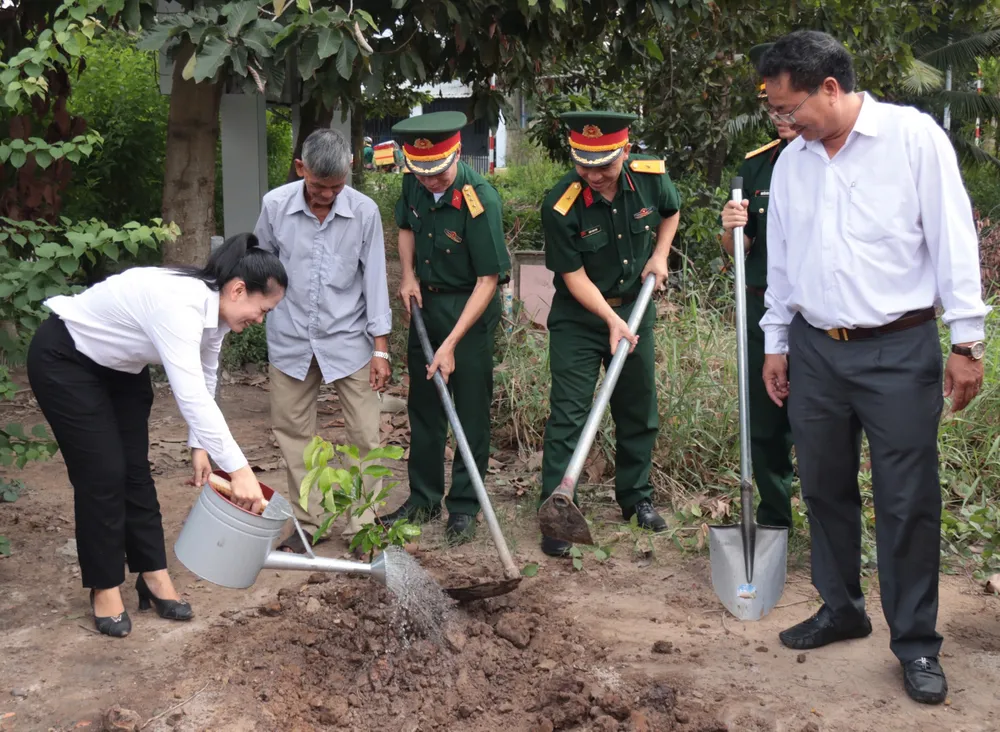 Các đại biểu tham gia trồng cây xanh z6905741772607_eb799d051e716cf95bdf178328305025.jpg