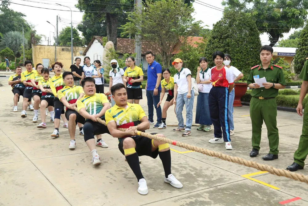 Các thành viên tham gia kéo co tại hội thao z6913415156365_129159c8881d02184c6a94cd2819c2c3.jpg