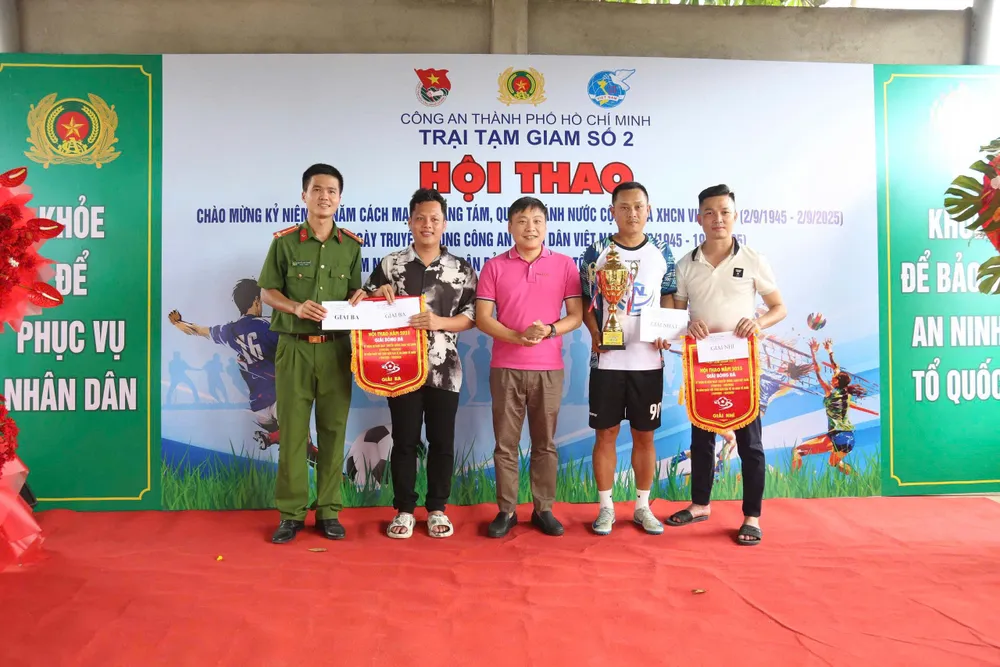 Thượng tá Phan Huy Văn, Phó Giám đốc CATP (đứng giữa) trao giải môn bóng đá cho đội đoạt giải z6913516596288_b1546b627d5216e23f7916c44accd500.jpg
