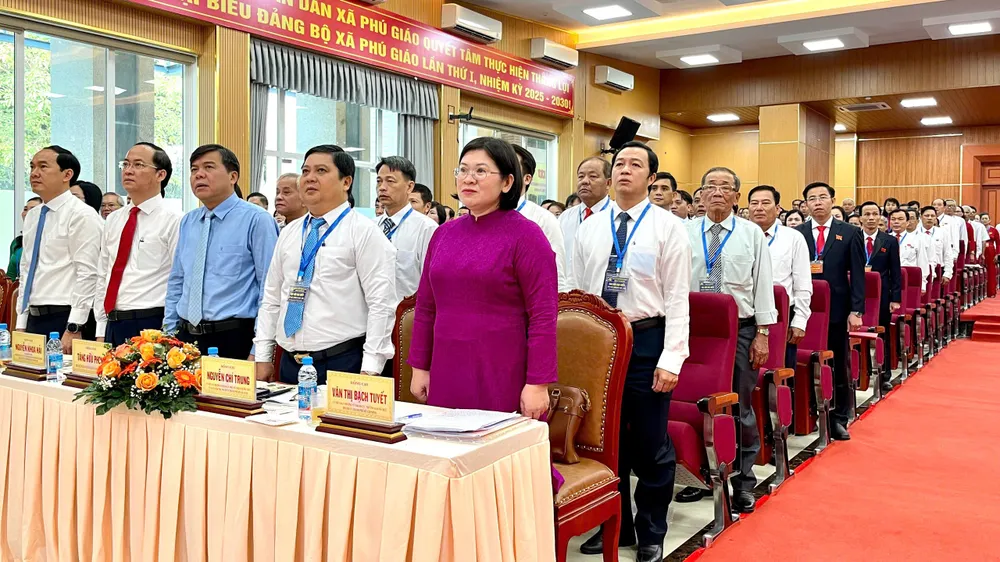Các đồng chí lãnh đạo cùng đại biểu dự đại hội thực hiện nghi thức chào cờ. Ảnh: XUÂN TRUNG 1000029043.jpg