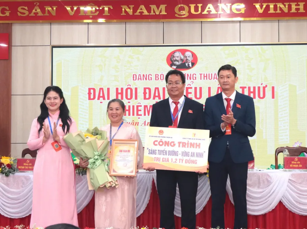 Lãnh đạo phường tri ân các đơn vị tham gia chương trình Sáng tuyến đường, vững an ninh. 1000029073.jpg
