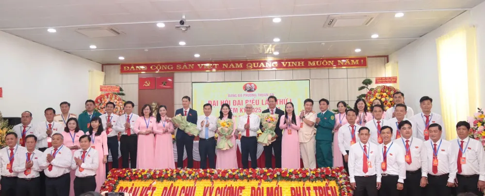 Các đồng chí lãnh đạo TPHCM chúc mừng Ban Chấp hành Đảng bộ phường Thuận An 1000029074.jpg