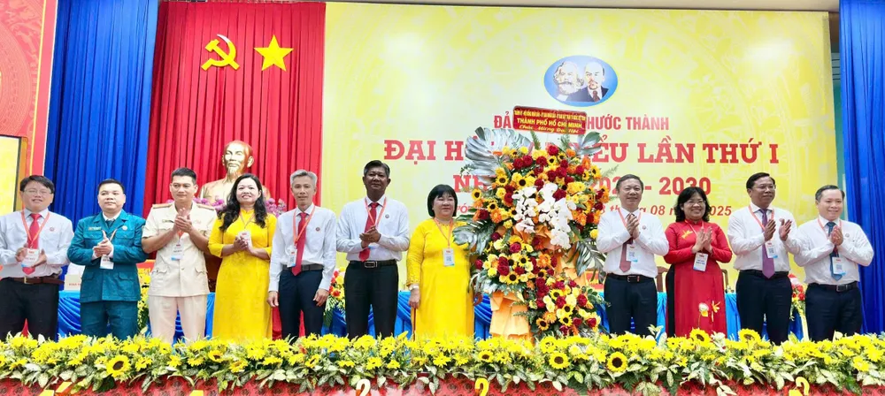 Đồng chí Dương Anh Đức chúc mừng Đại hội xã Phước Thành 1000029076.jpg