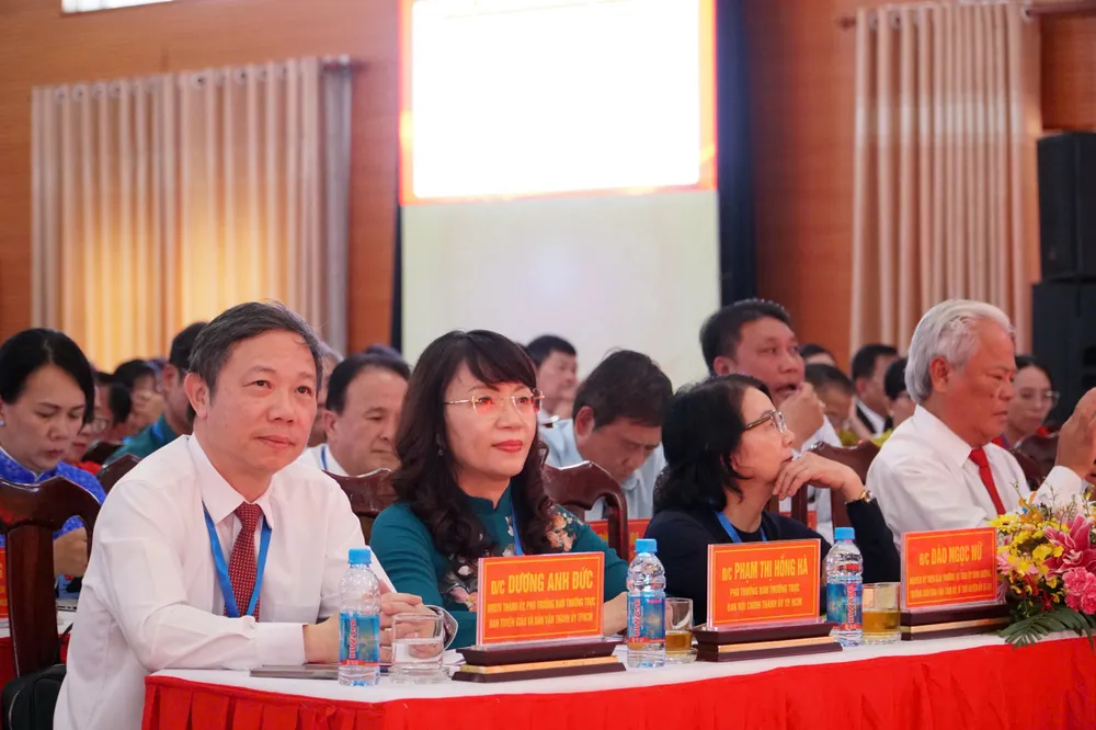 Các đồng chí lãnh đạo tham dự đại hội. Ảnh: XUÂN TRUNG z6922961471154_612e7a5a7c4c0b584851060f5be4efc9.jpg